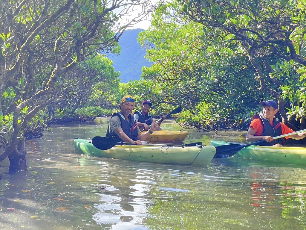 奄美大島のマングローブでカヌーツアーを楽しむ3人組