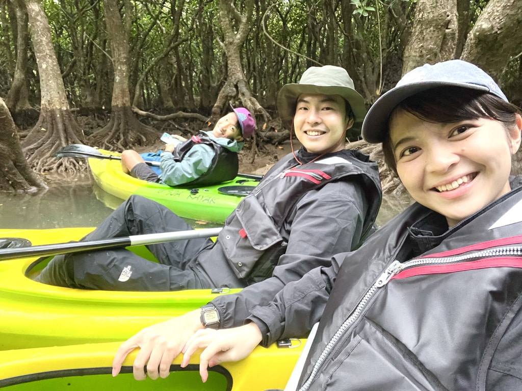 奄美大島のマングローブツアーでカヌーに乗る3人組