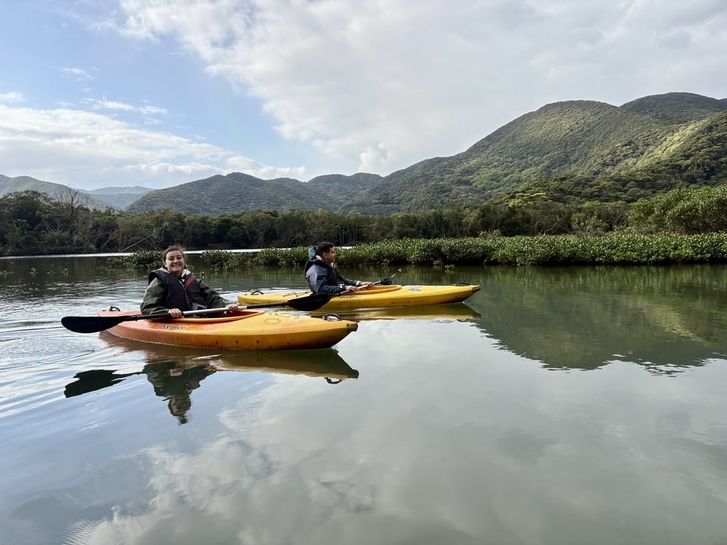 あなた:
短文で英訳して。
奄美の天気は変わりやすい。最後は青空が見えることも